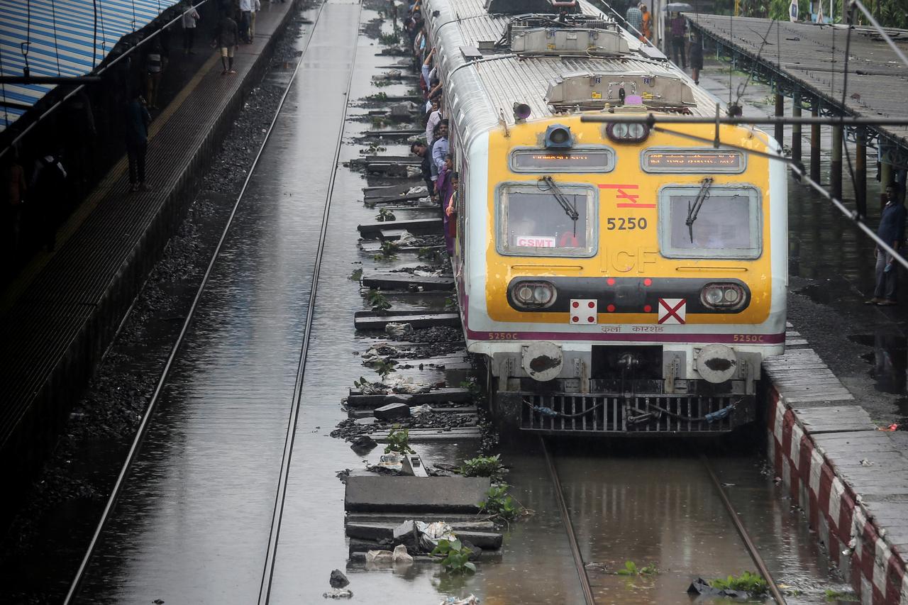 Mumbai rain warning today! Railways trains delayed, Skymet also warns of massive traffic problems