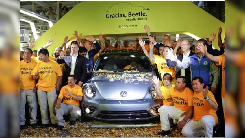 Volkswagen last VW Beetle drives into the sunset