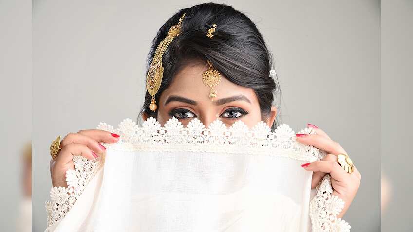 Planning to buy gold? Save Rs 3,000 per 10 gram right now! Here's how you can make a killing!