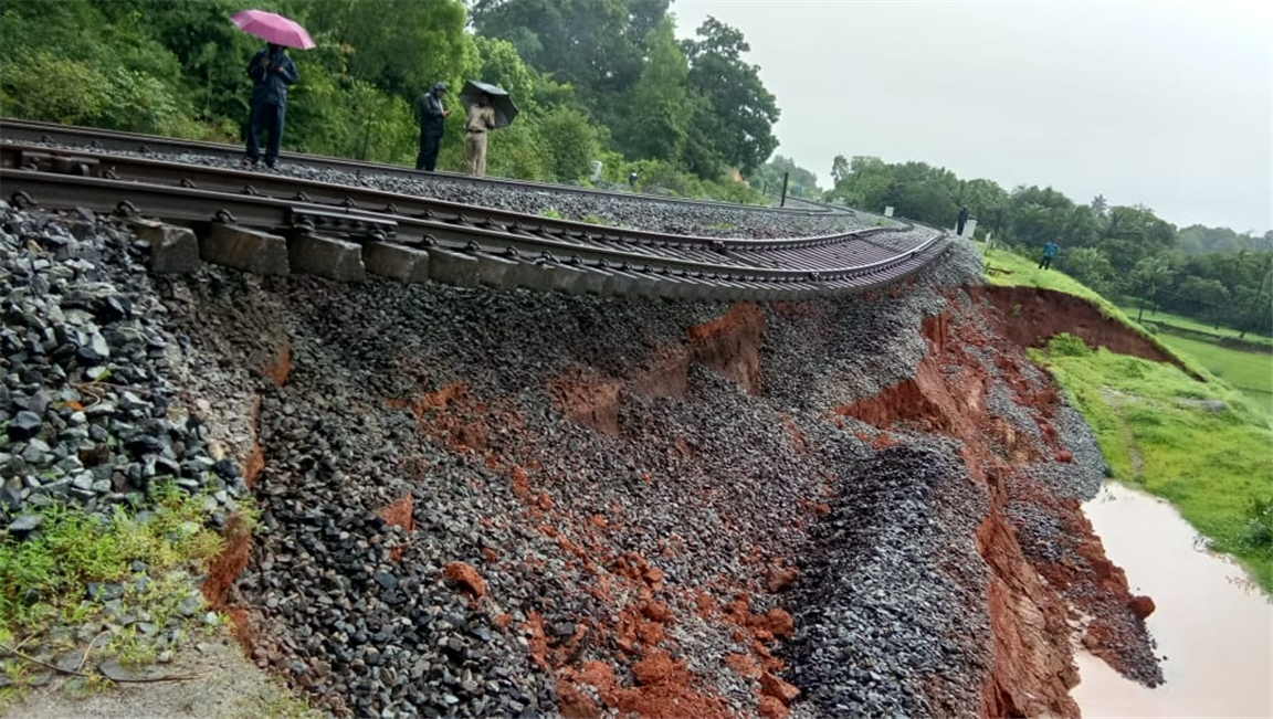 konkan-railway-partially-suspends-services-amid-heavy-rains-zee-business