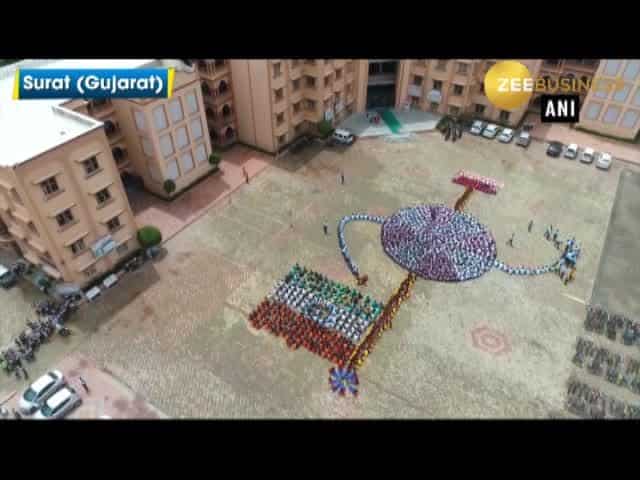 Students make human chain to celebrate Independence Day, Raksha Bandhan