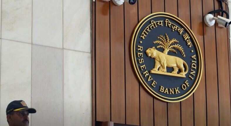 Viral message: RBI cancelling leaves of its officers. It's Fake! | Zee ...