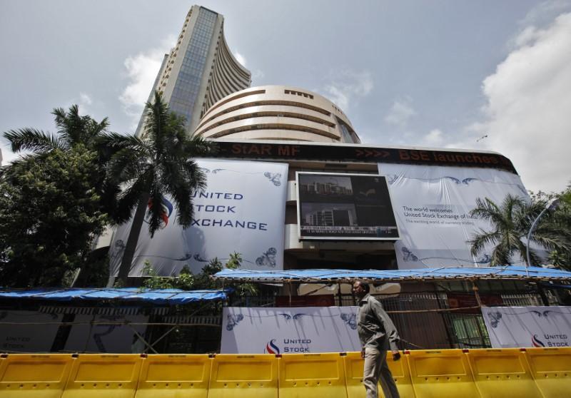 Sensex opens 39.26 points higher; Mahindra, HDFC Bank, TCS, Infosys major gainers