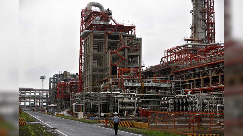 Oil prices rebound on lower output from US, Russia, OPEC