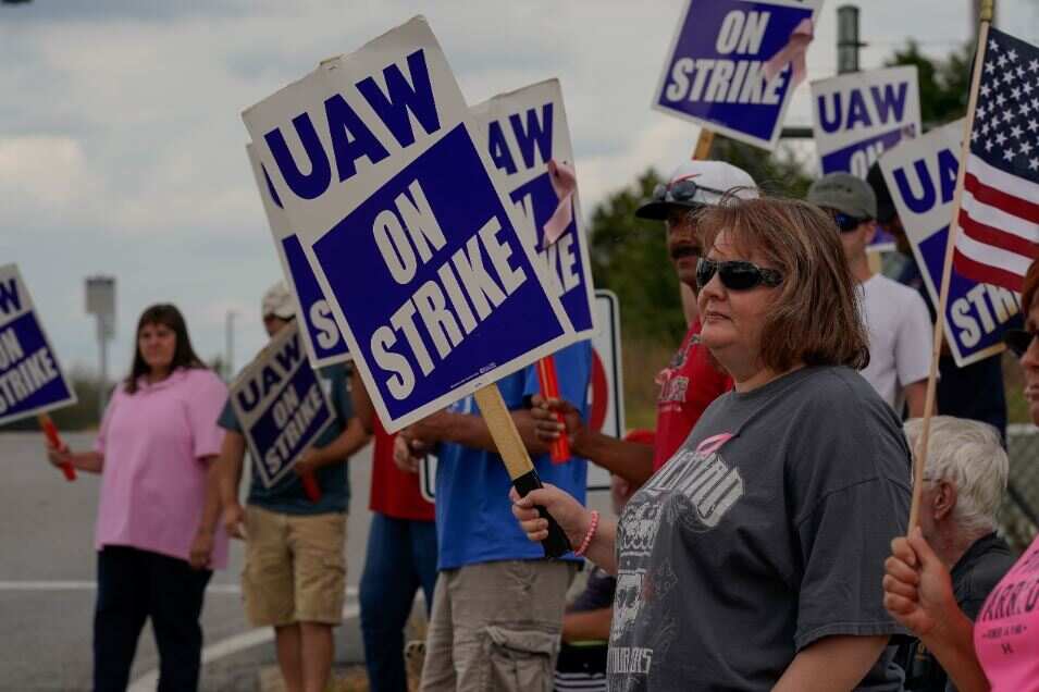 GM appeals directly to employees as strike losses mount