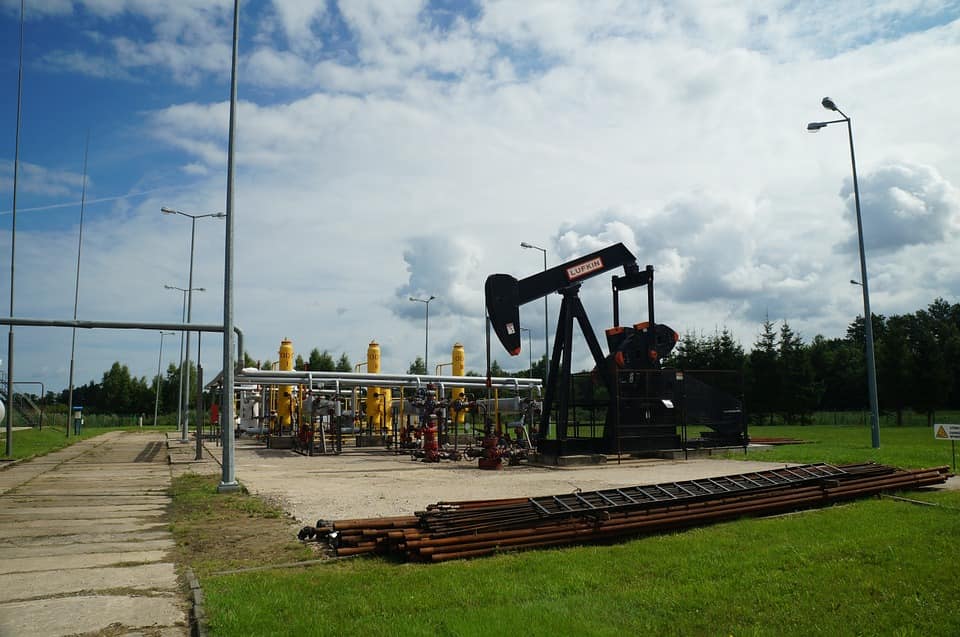 WTI Crude: Oil prices edge lower ahead of inventory data