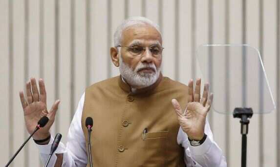 PM Narendra Modi warmly welcomed by Saudi King Salman bin Abdulaziz Al-Saud