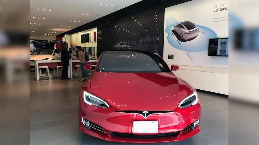 Tesla under scrutiny over software, battery problems
