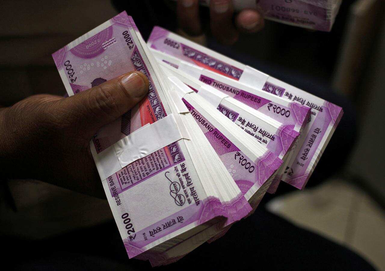 Rupee Slides 86 Paise To All Time Low Of 75 12 Against Dollar On Fund Outflows Zee Business