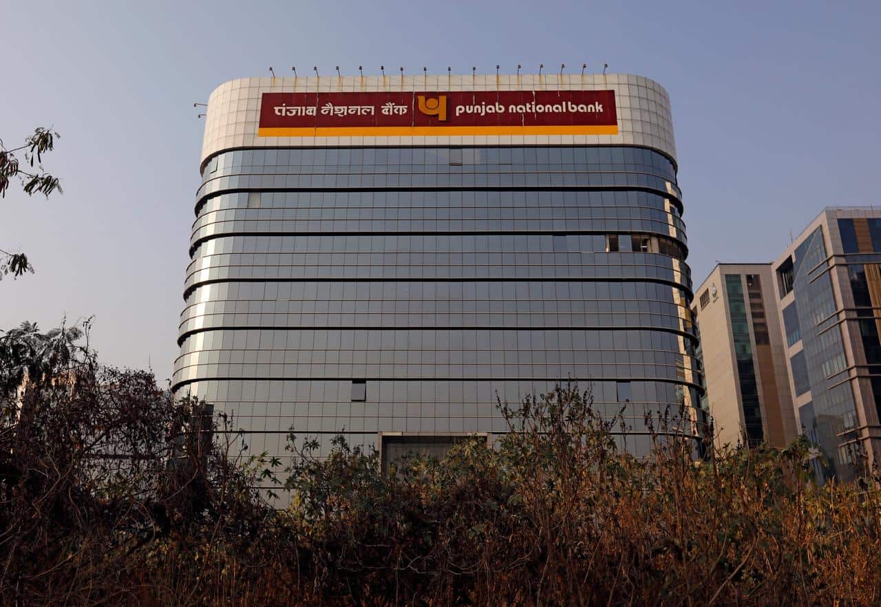 Which is the 2nd largest commercial bank in India?