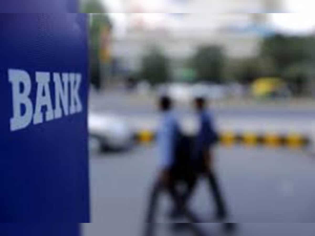 Private banks lose people&#039;s trust, while public sector