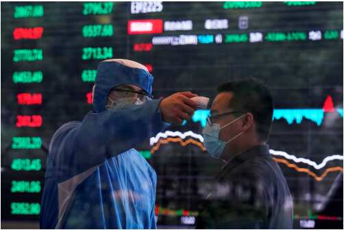 Asian stocks dip as U.S. political concerns grow