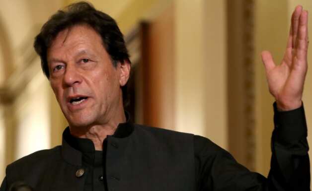 Uncanny resemblance! Pakistan PM Imran Khan lookalike riding rickshaw spotted; Twitter goes berserk over doppelganger - WATCH - Vimarsana News