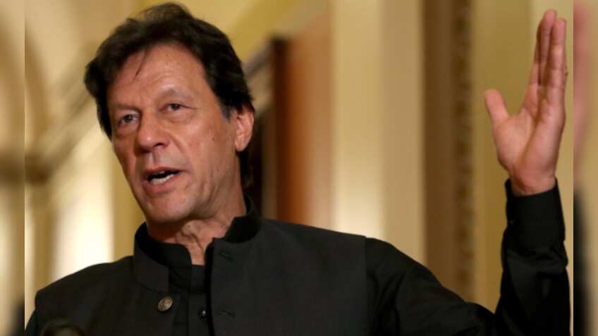 Uncanny resemblance! Pakistan PM Imran Khan lookalike riding rickshaw ...