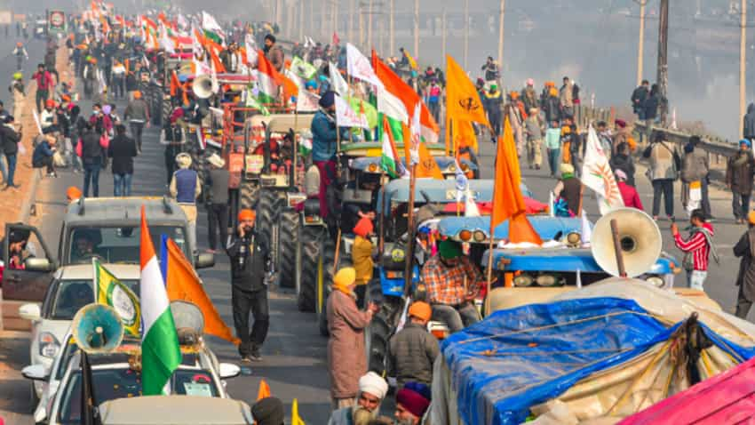 Farmers storm Red Fort, clashes and teargas as R-Day tractor parade ...