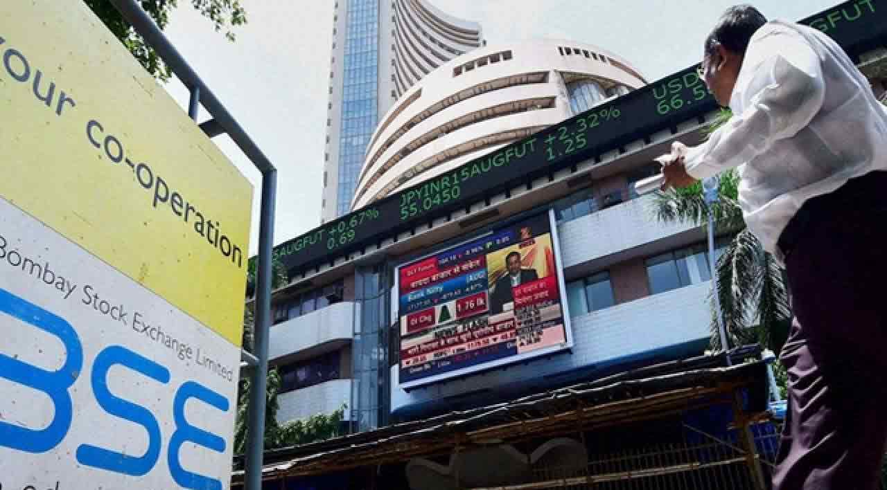 Closing Bell: Nifty gives up 17,400, Sensex sheds nearly 150 points; banking, metal top drags 