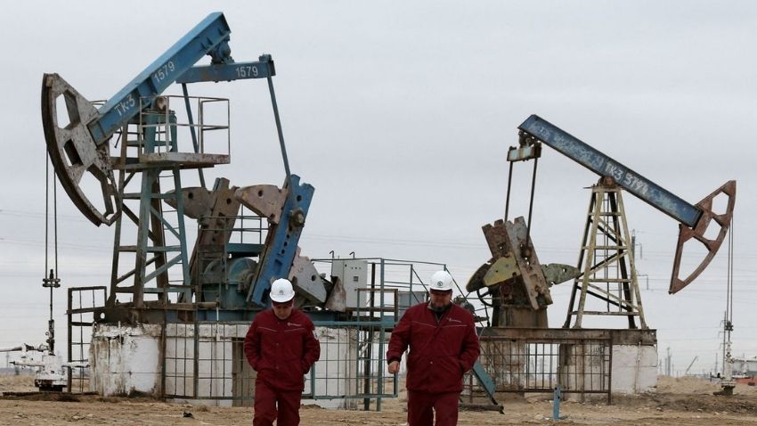 Oil slides before consumer nations' meeting on stocks
