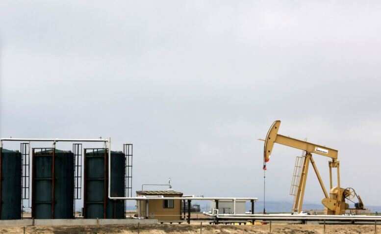 Crude oil prices settle up 2%, post weekly loss on stockpile releases