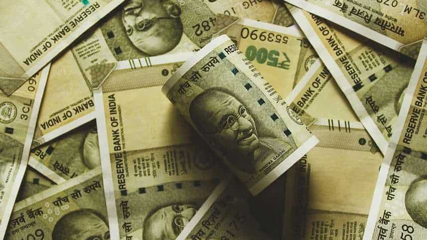 USDINR: Rupee bounces back after hitting all-time lows on Monday; Motilal Oswal recommends Sell in 27 May futures USDINR: Rupee bounces back after hitting all-time lows on Monday; Motilal Oswal recommends Sell in 27 May futures