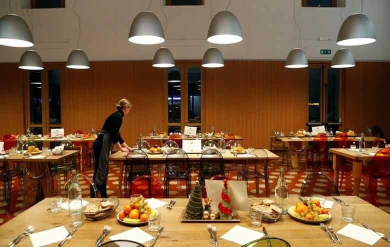 Government cautions restaurants against forcibly charging consumers 'service charges', meeting to be held on June 2