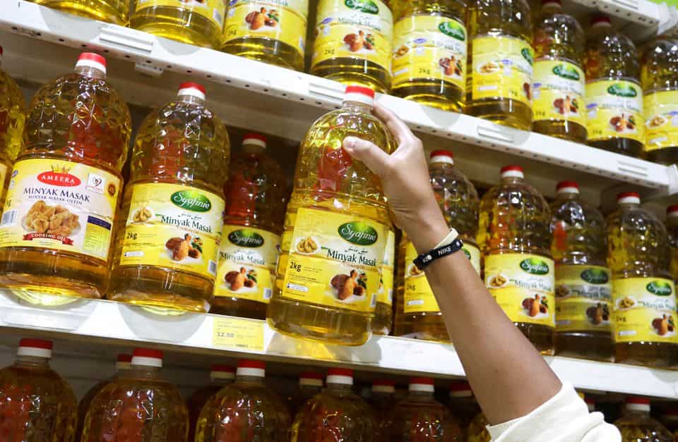 Edible oil companies’ shares trade weak as government scraps import