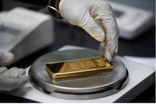 Gold hits 1-month high as dollar weakens, set for weekly gain