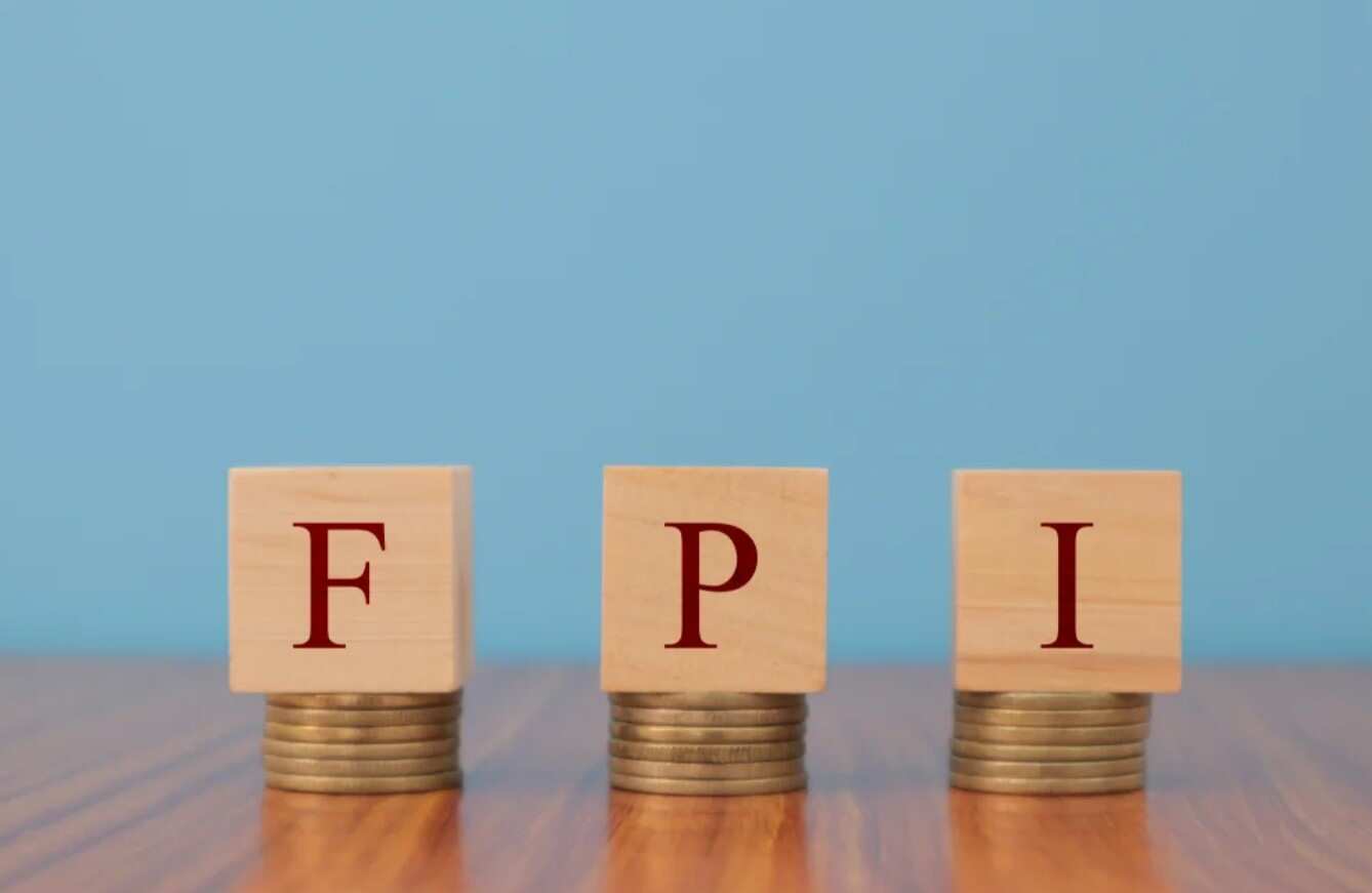 Why FPIs Continuously Selling? In Spite Of Recession US Currency Is Strong, How? Watch Here