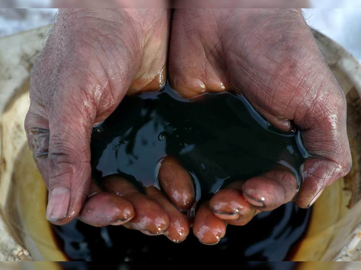 Oil prices extend drop as recession fears cloud