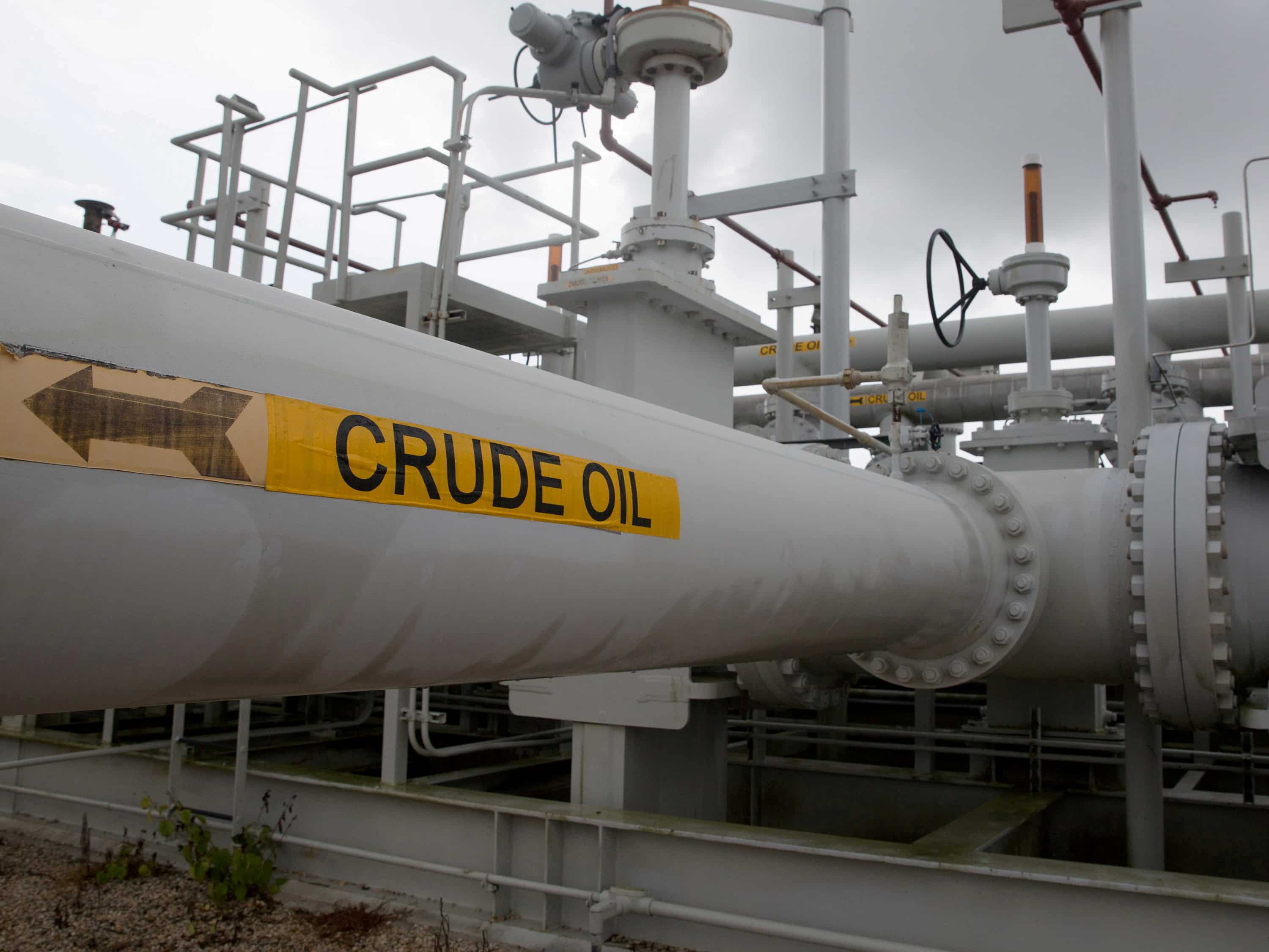 Oil dips as investors torn by tight supply worries and recession fears