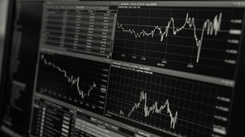 What does P/E ratio tells about a stock?