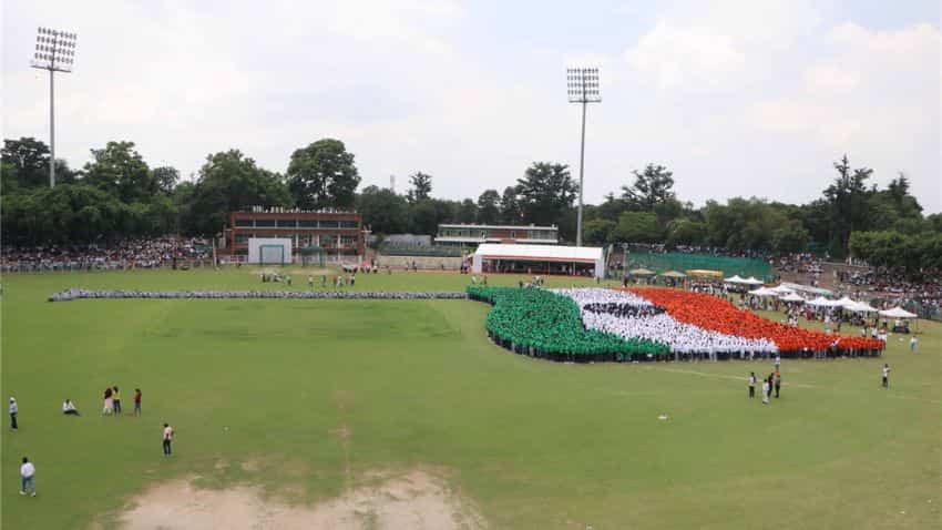 Has Ghar Tiranga: Guinness World Record created!  5,885 students form the world’s largest human Image of a waving national flag