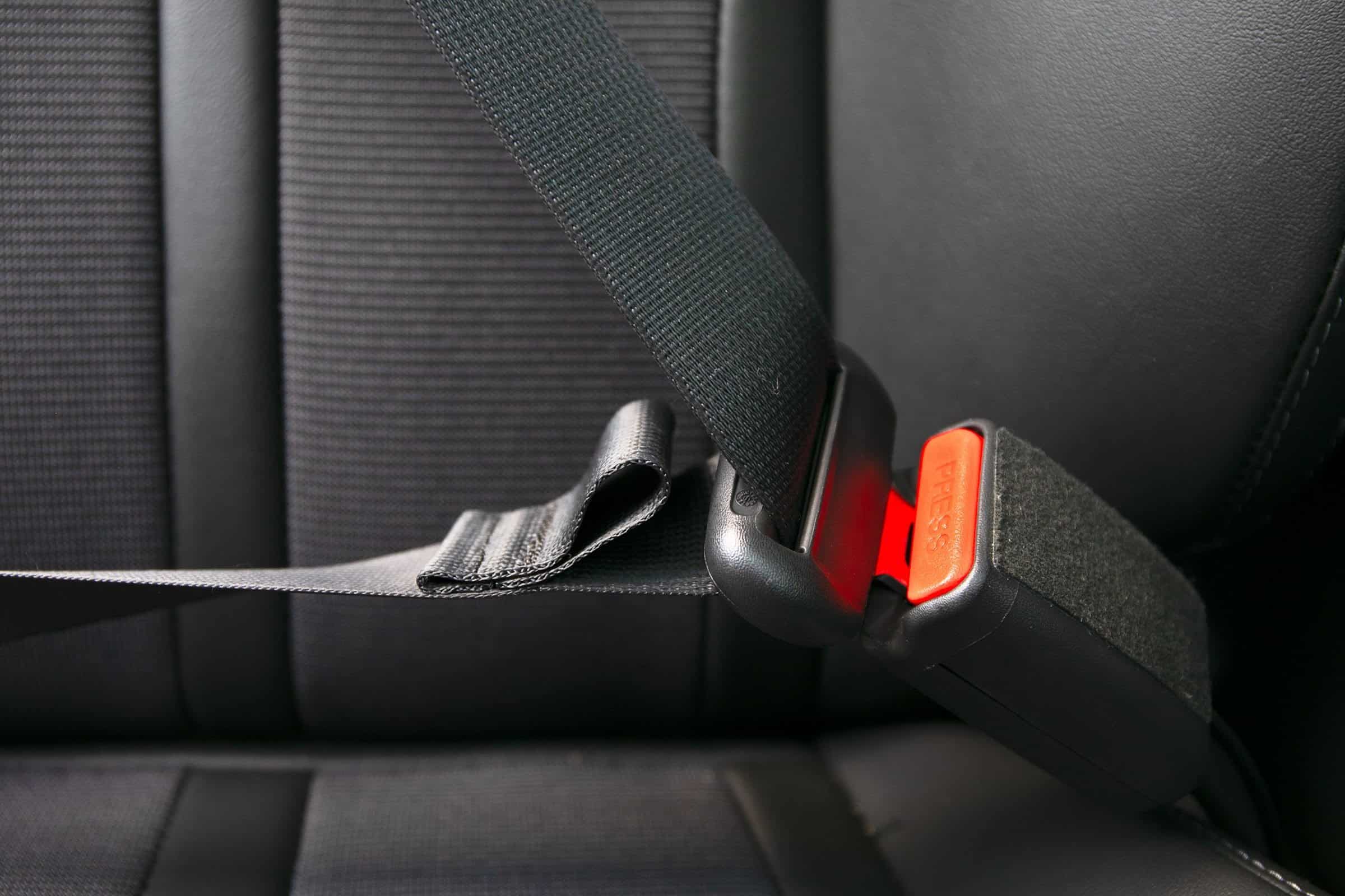 Aapki Khabar Aapka Fayda: How Much Important It Is To Wear A Seat Belt In The Back Seat? Watch This Report