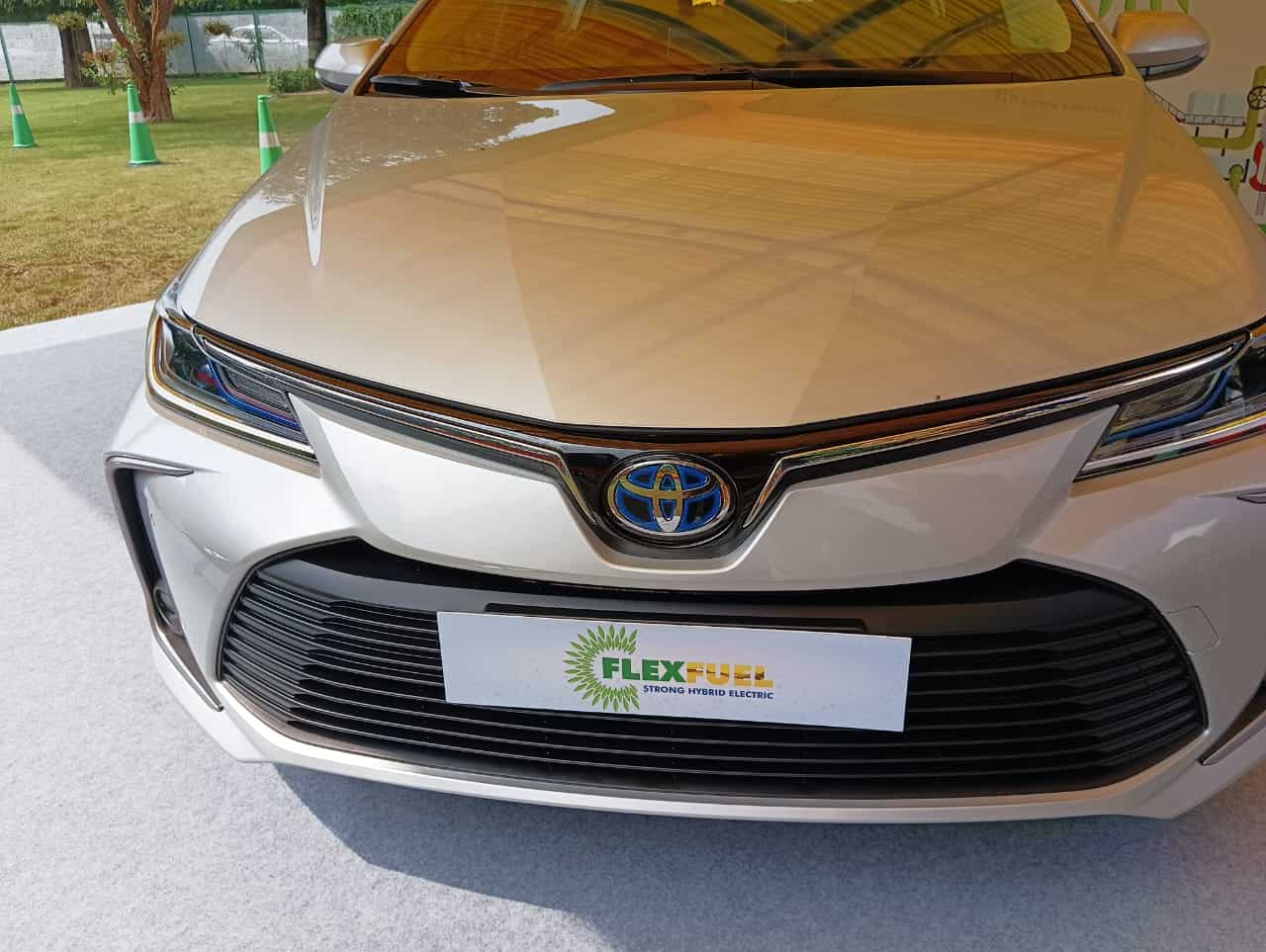Toyota Corolla Altis Hybrid: Features