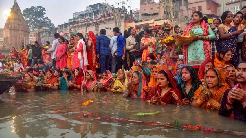 Chhath Puja 2022 PHOTOS: Lakhs pray to rising Sun in Bihar, Jharkhand, UP, Delhi, Kolkata 