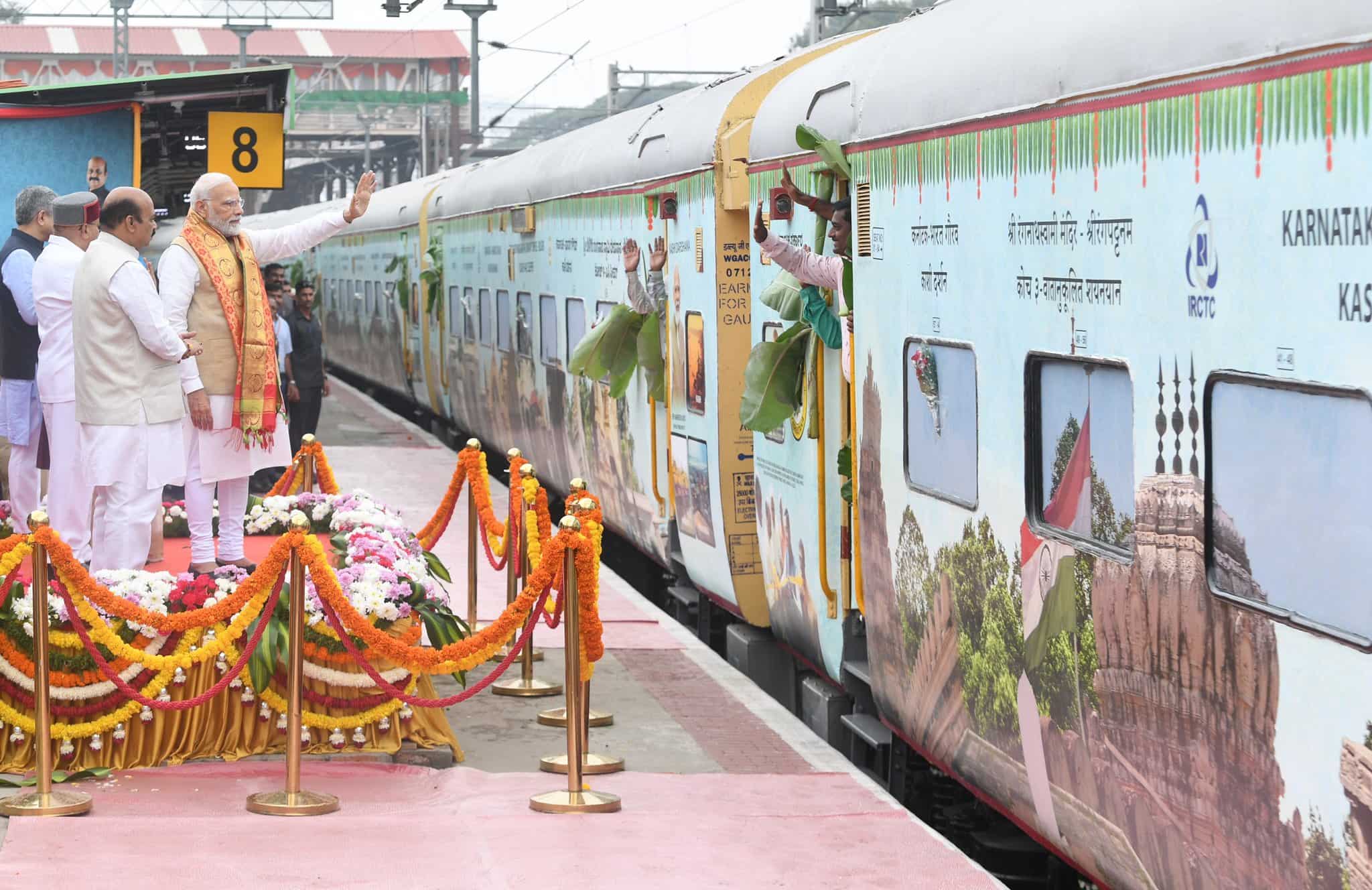 Bharat Gaurav Kashi Darshan Train Check Route Schedule Booking Time 1218-model-and-train-schedule-on-display-in-old-n-w-passen-flickr