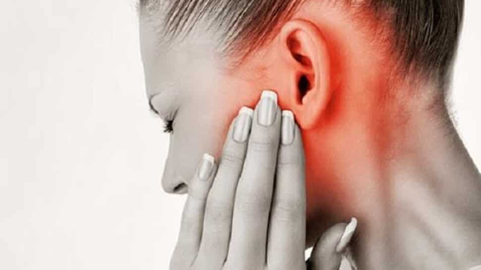 Aapki Khabar Aapka Fayda:  Headphone Is Increasing The Risk Of Deafness; Know What Is The Reason? Watch This Report