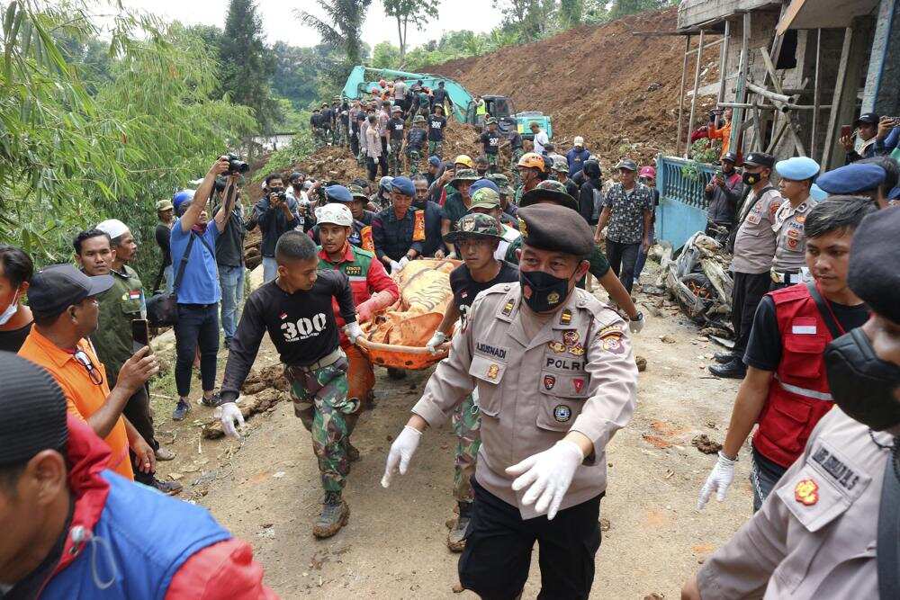 Indonesian Rescuers Search Through The Rubble Of Quake; 268 Dead | Zee ...