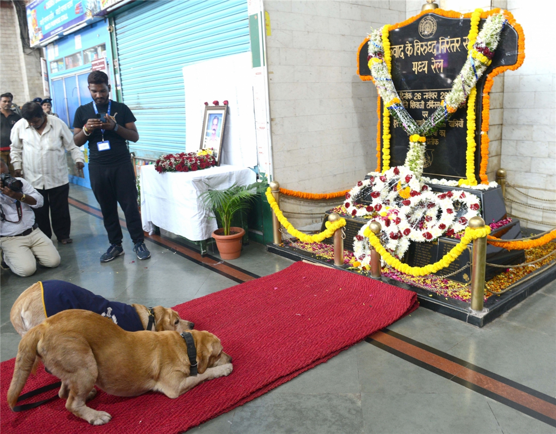 Mumbai 26/11 Attacks: Sniffer dog pays homage