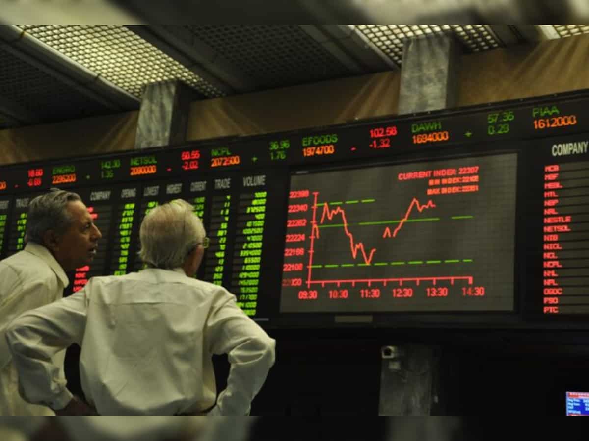 Pakistan stock market crashes after sudden interest rate