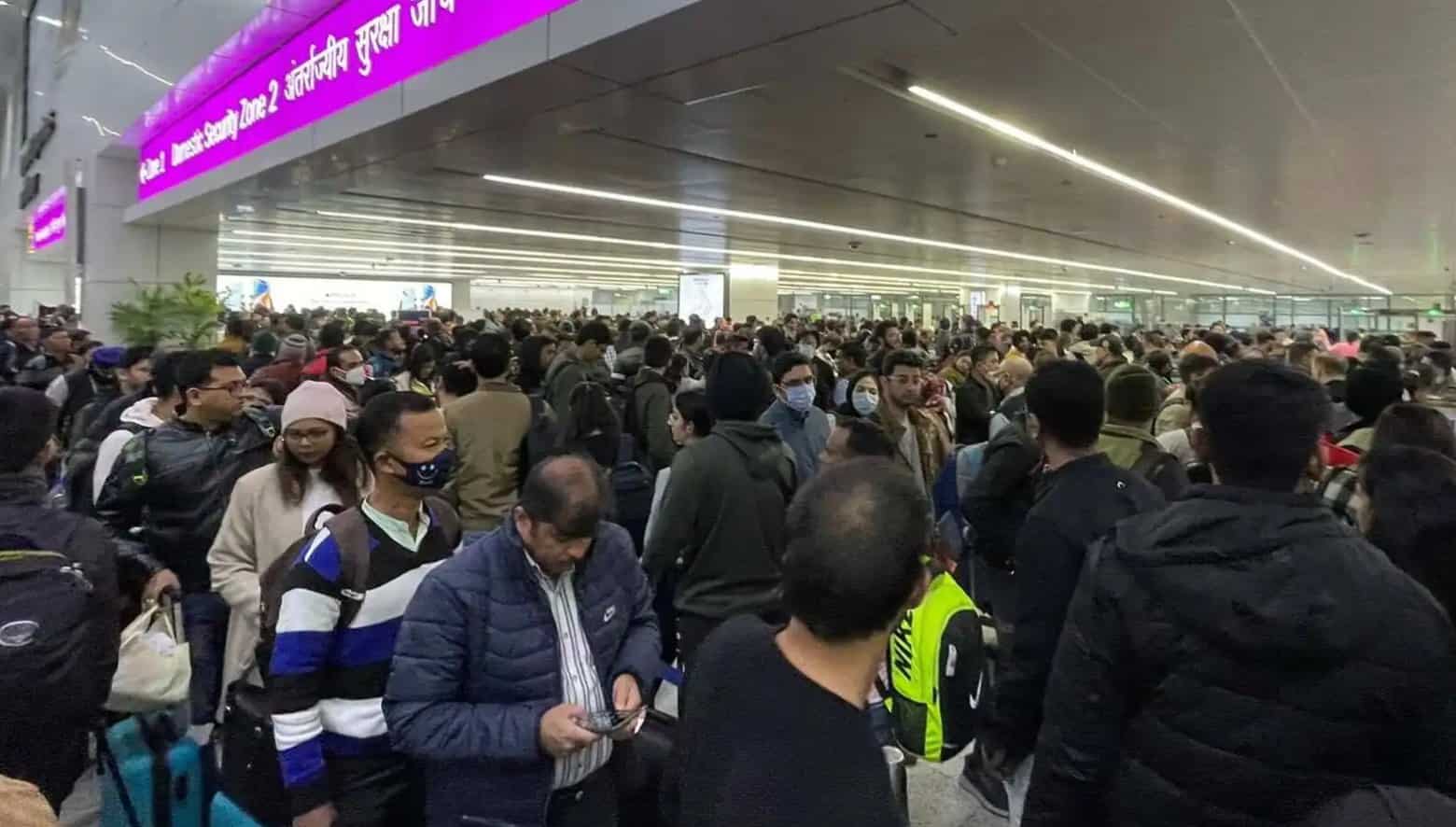 Aapki Khabar Aapka Fayda: Delhi Airport 'Resembles Fish Market'; Passenger Traffic Crosses 4-Lakh Mark 