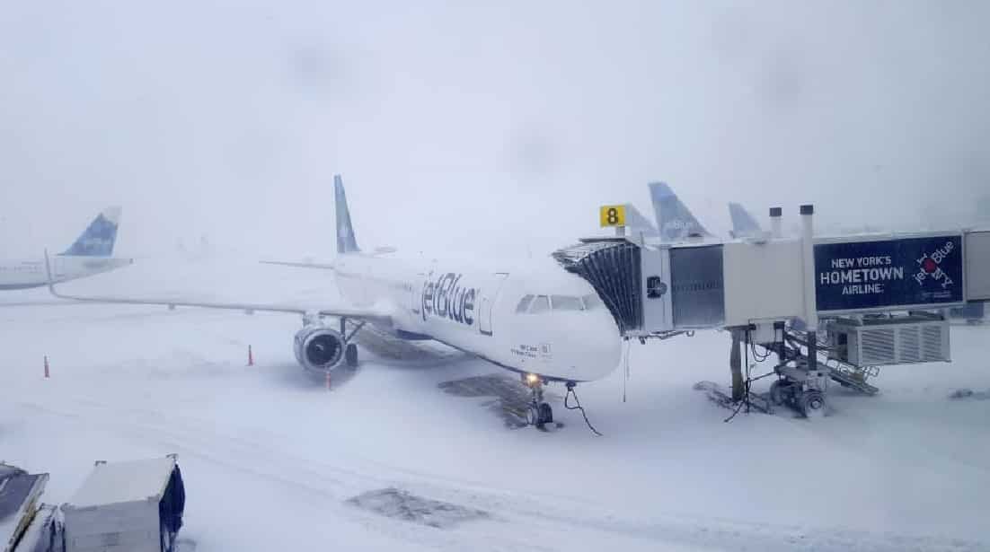 US Facing Difficulties Due To Heavy Snowstorm, 4400 Flights Cancelled