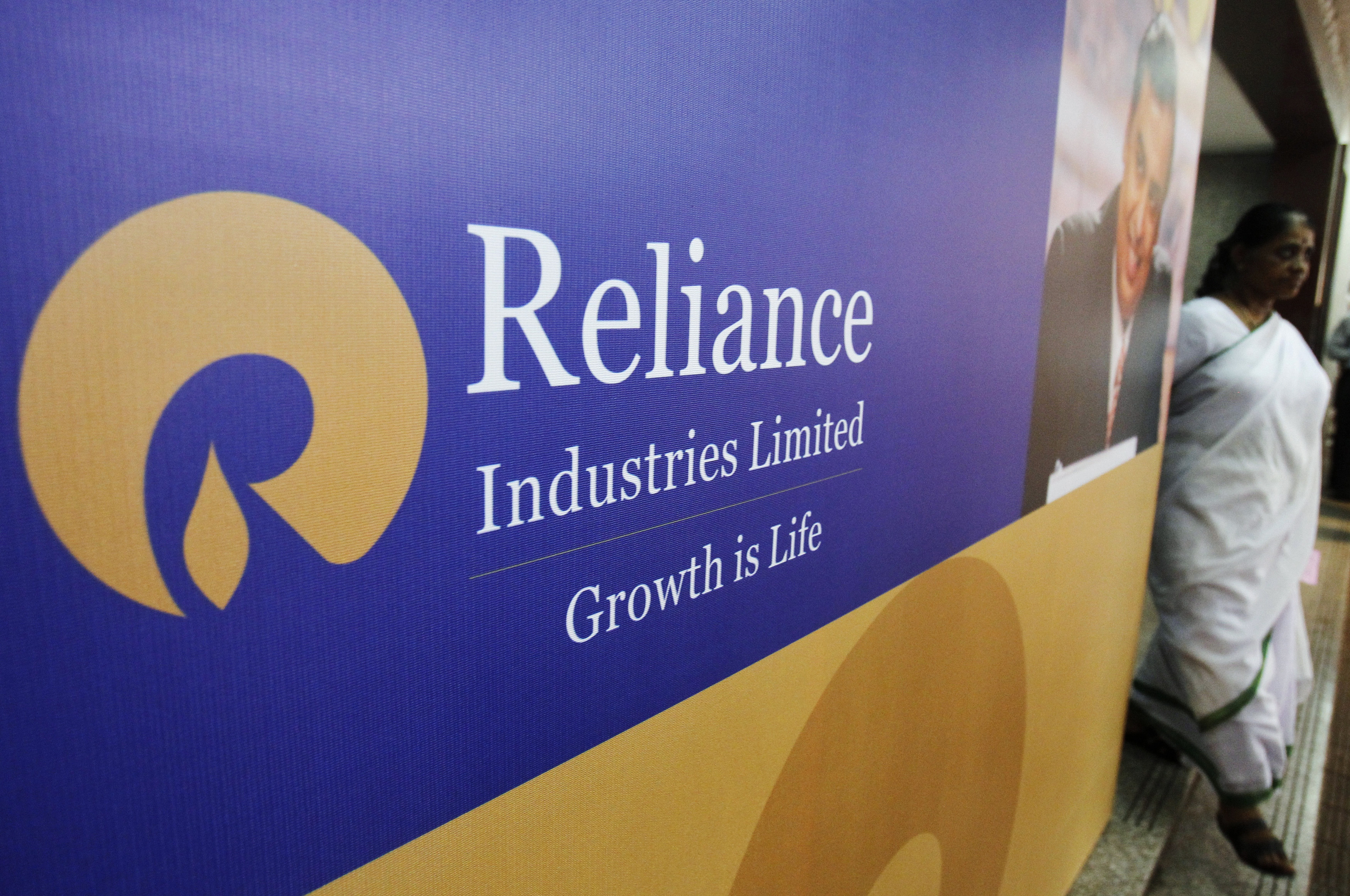 Mcap of eight of top-10 firms jumps Rs 1.35 lakh cr; SBI, Reliance major winners