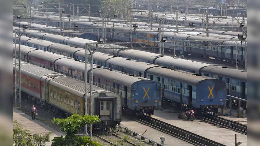 225 Trains Cancelled today, 2 January, by Indian Railways; Lucknow Tejas Express among 23 rescheduled - Check full list; IRCTC refund rule