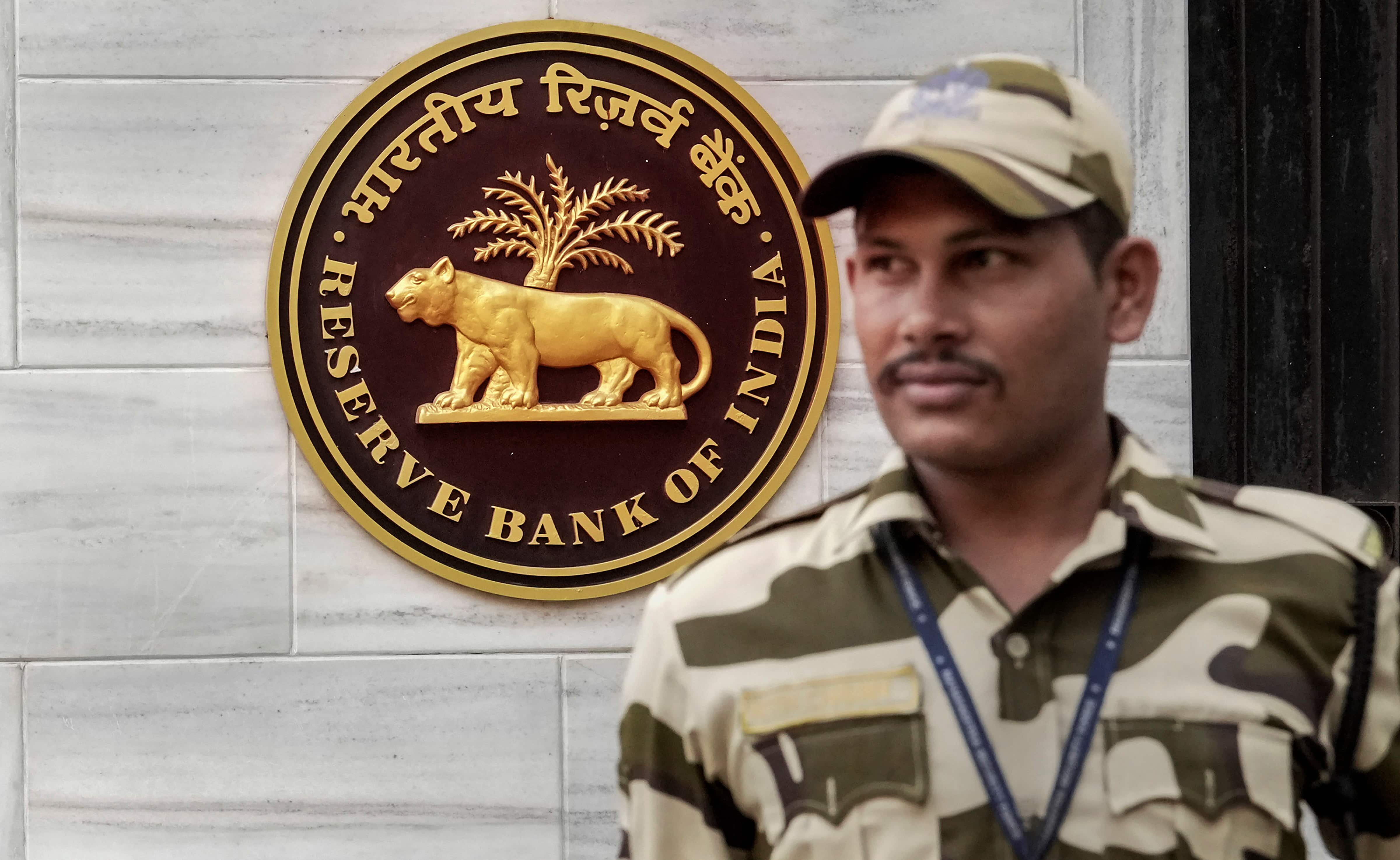 RBI Imposes Restrictions On 5 Co-operative Banks | Zee Business