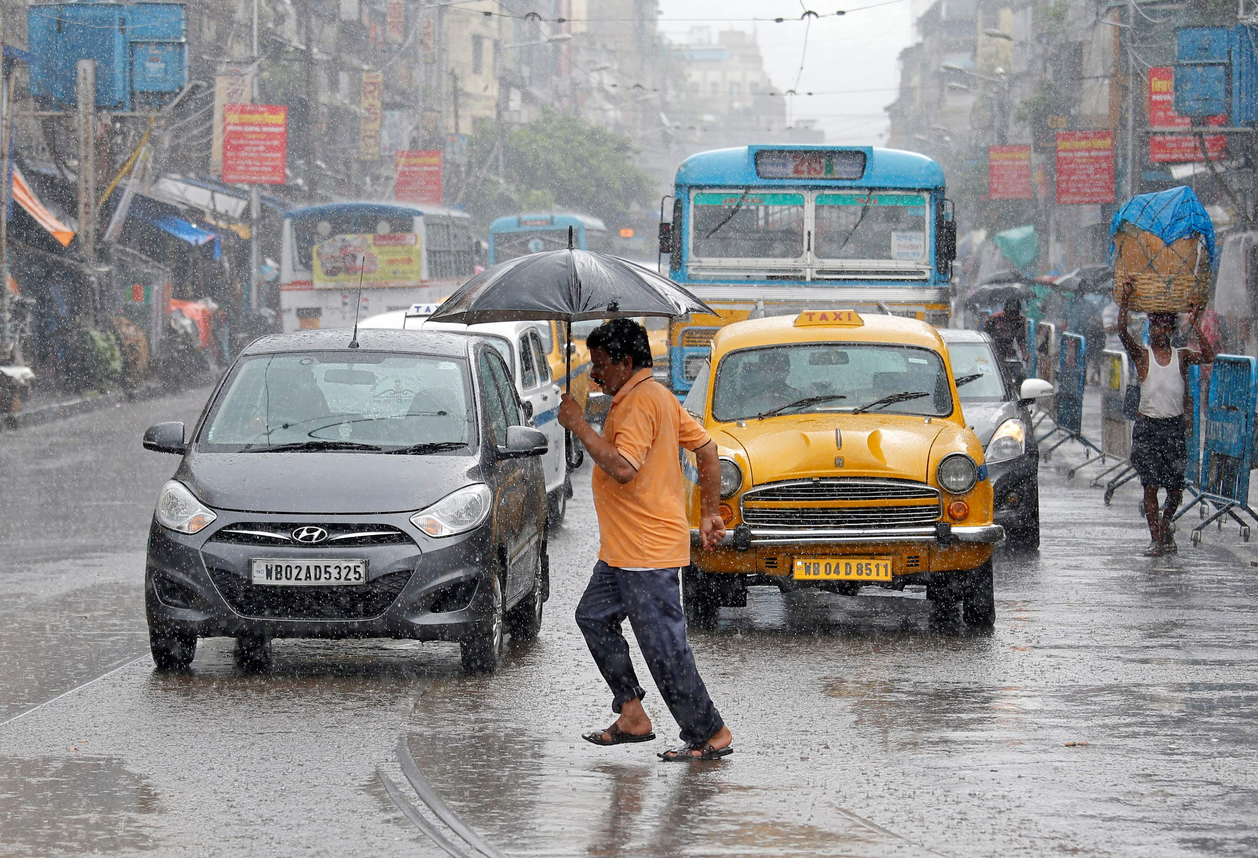 Delhi Weather Update Heavy rain, thunderstorms today 9 flights