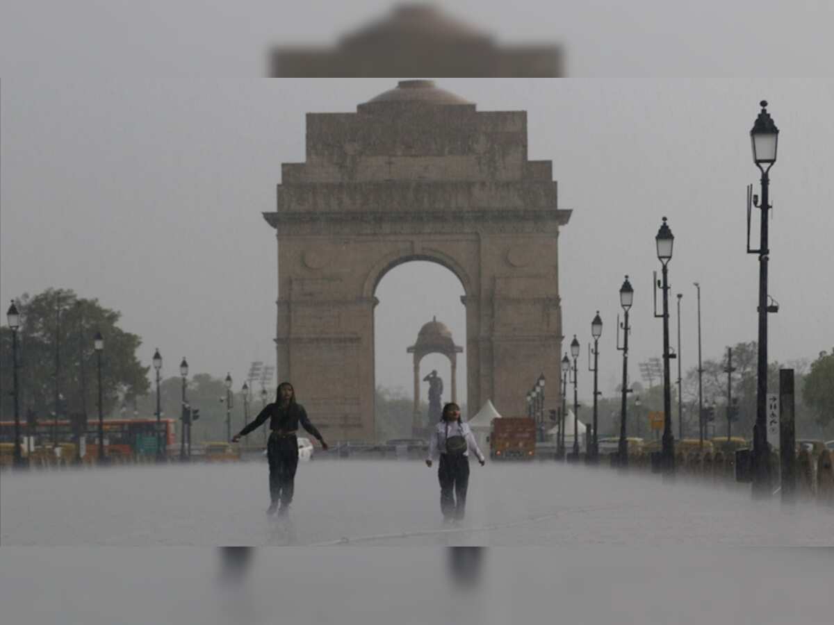 Rain lashes parts of Delhi-NCR, traffic snarls in