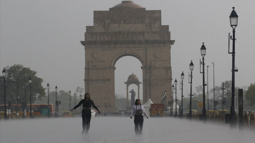 Rain lashes parts of Delhi-NCR, traffic snarls in