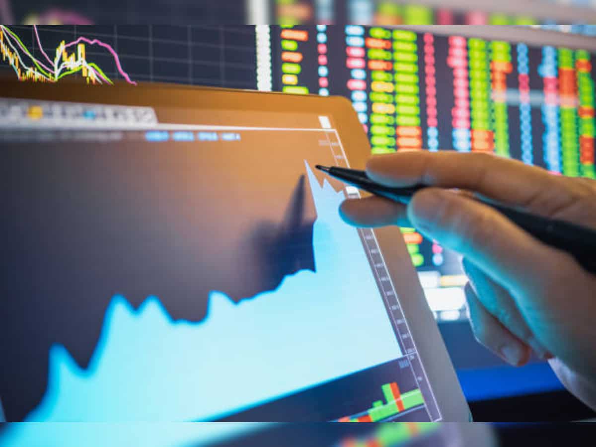Traders&#039; Diary: Buy, sell or hold strategy on