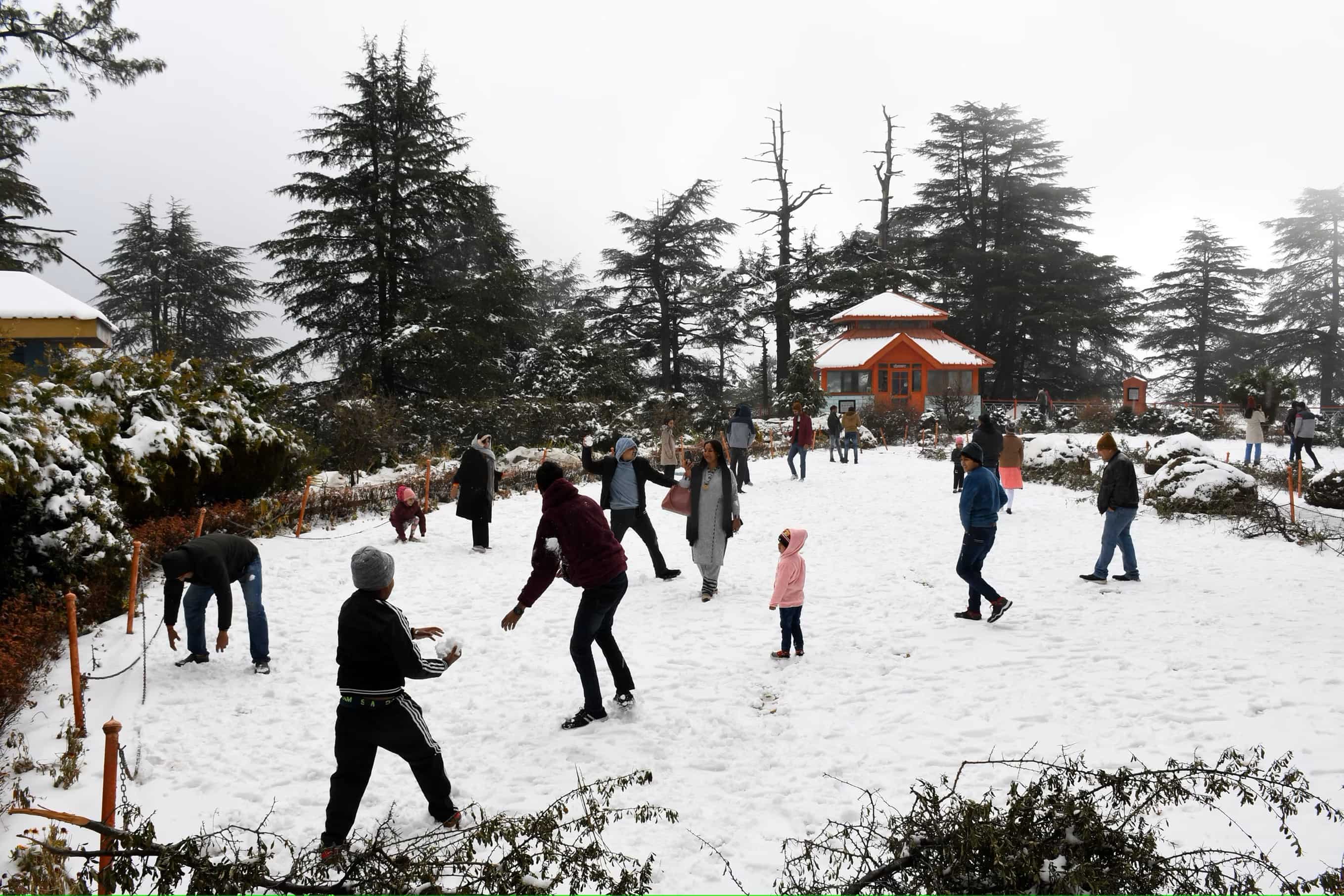 Snowfall In Himachal Pradesh's Kullu, Attracts Tourists On Weekends