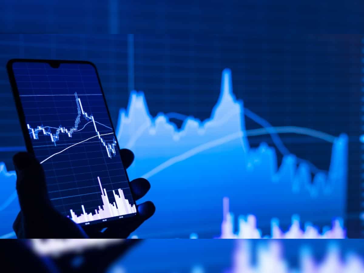 Indices start trading on a muted note; IT